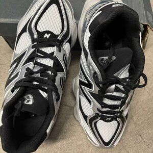 New balance shoes size 10